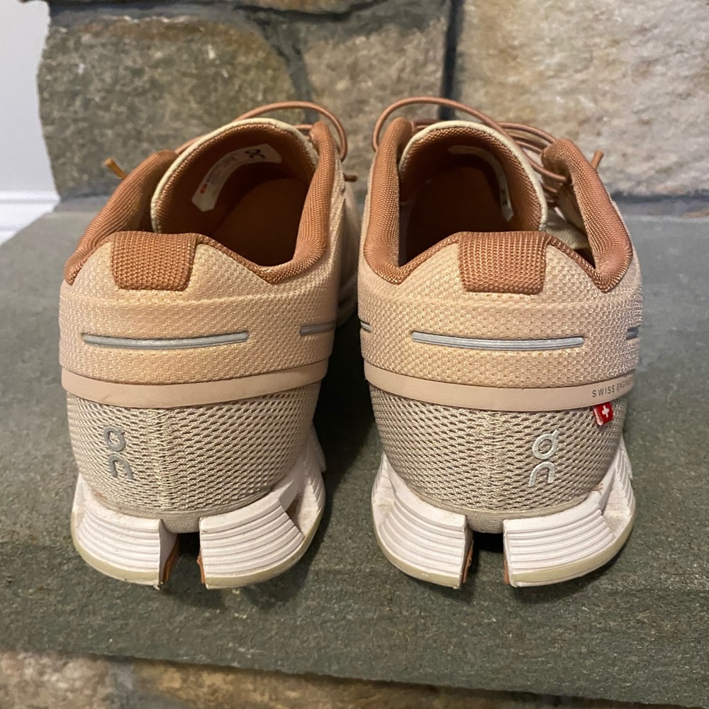 On Cloud Women’s sneaker